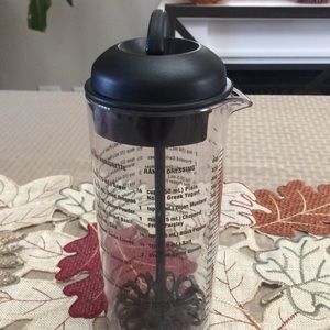 The Pampered Chef Measure Mix pour Salad dressing bottle